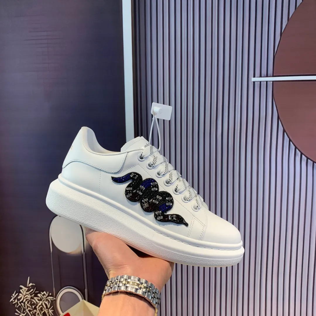👟👟Ex-factory price 560👟👟Snake pattern professional McQueen factory. Top version. Couple model Alexander McQUEEN high version has been upgraded to the highest quality again✅.McQueen dad shoes 💪McQueen spring, summer, autumn and winter top version purchasing agent level✅ Recruiting national online and offline agents to join🤝 🏆Fabric: Original materials imported from Italy. Texture, water-resistant and non-discoloring 🏆Inner lining: ️A-grade Italian imported lining resistant to dirt, sweat-absorbent, breathable and comfortable 🏆Foot pads: top-grade imported Italian super-soft cowhide leather 🏆Outsole: PU+counter 1:1 🏆Shoe box: original white box. Plus white flip cover for double-layer protection. Cloth bag. Handbag. Certificate of 1:1 mold opening, 4-piece set. Delivered with a pair of shoelaces. 🖕🏿🖕🏿🖕🏿You can choose any pair of shoelaces in any color of our factory 🏆Code number: women’s 34-41. men’s 38-46 🏆Special remarks (women’s size 34.40.41, men’s size 38.45.46 is customized, no returns or exchanges) Win-win cooperation🤝